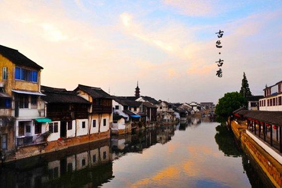 河南一地多人持棍棒、皮带当街殴打一男子,派出所:正在调查中